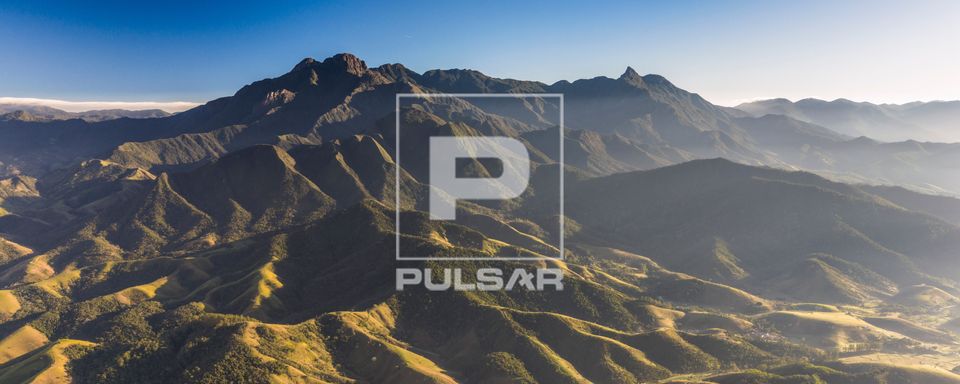 Vista de drone panorâmica do Pico dos Marins inserido na APA Área de Proteção Ambiental da Serra da Mantiq