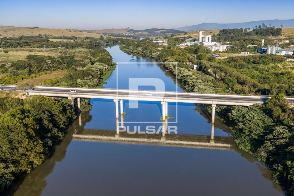 Vista de drone de ponte rodoviária sobre o rio Paraíba do Sul - área industrial