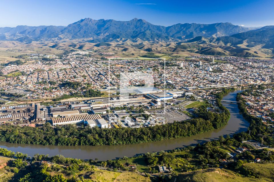 Vista de drone do rio Paraíba do Sul atravessando a área urbana da cidade situada aos pés da Serra da Manti