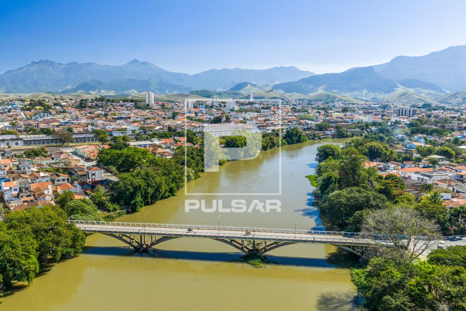 Vista de drone de ponte rodoviária sobre o rio Paraíba do Sul - cidade aos pés da Serra da Mantiqueira ao f