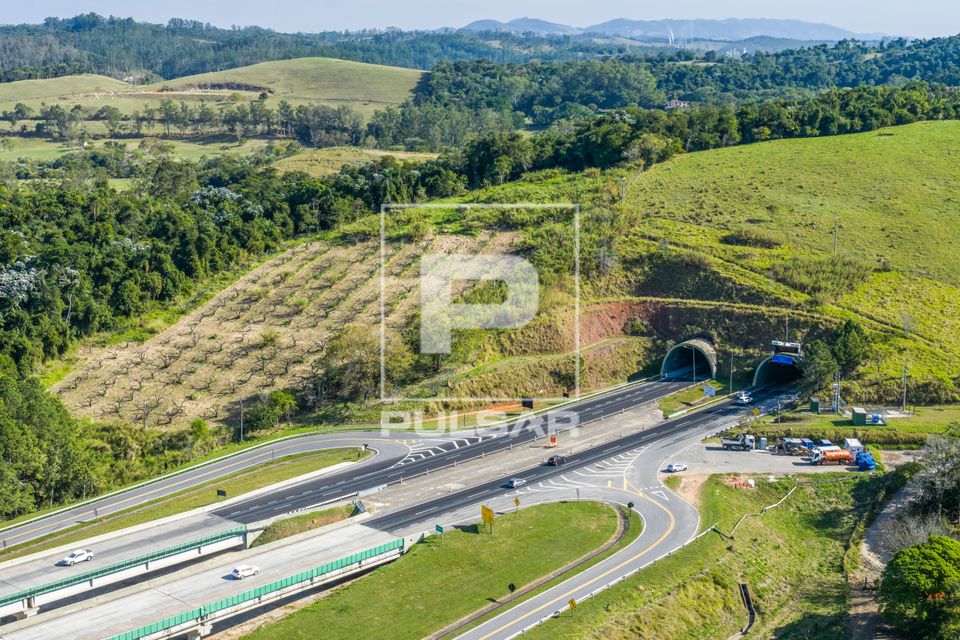 Vista de drone de túneis da SP-070 Rodovia Carvalho Pinto - Vale do Paraíba