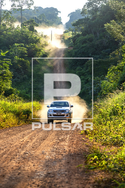 Estrada de terra em meio a floresta amazônica