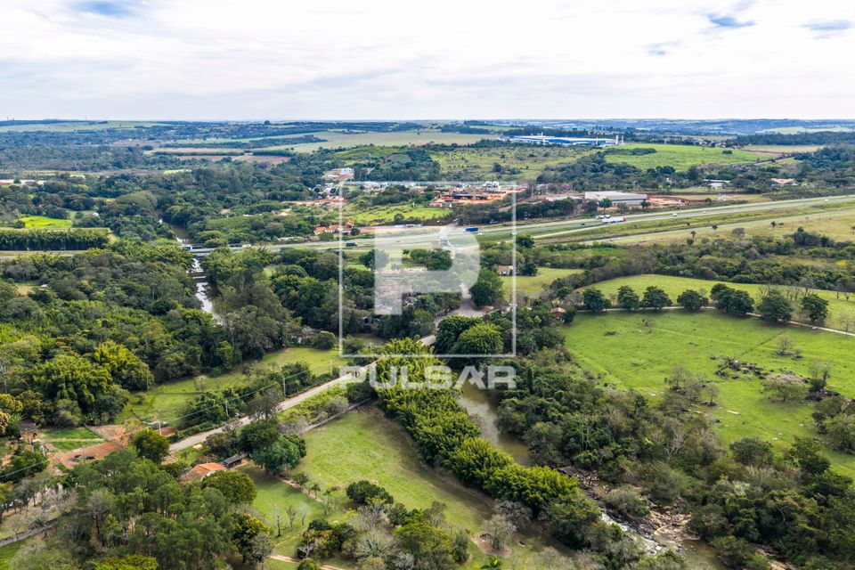 Vista de drone do rio Atibaia e áreas de restauração da mata ciliar - APA Área de Preservação Ambiental 