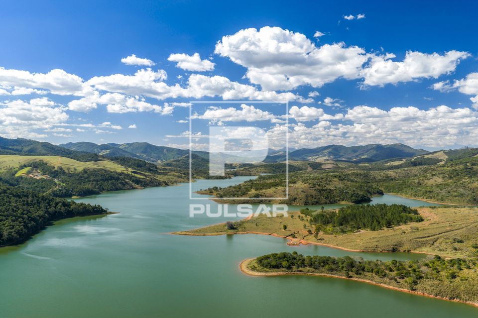 Vista de drone do reservatório da SABESP formado pelo rio Cachoeira que integra o Sistema Cantareira