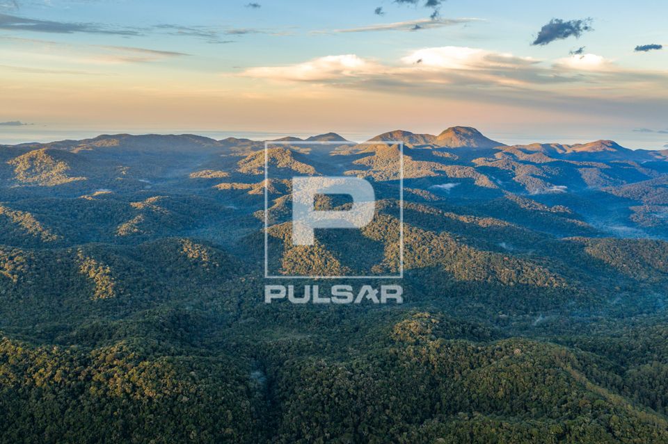 Vista de drone do relevo montanhoso do Parque Estadual Serra do Mar – Núcleo Padre Dória