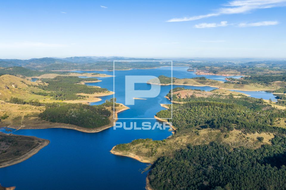 Represa Ponte Nova formada pelas barragens dos rios Tietê e Claro - controle de enchentes e abastecimento de 