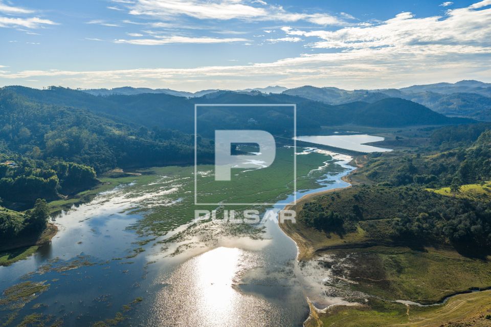 Represa Ponte Nova formada pelas barragens dos rios Tietê e Claro - controle de enchentes e abastecimento de 
