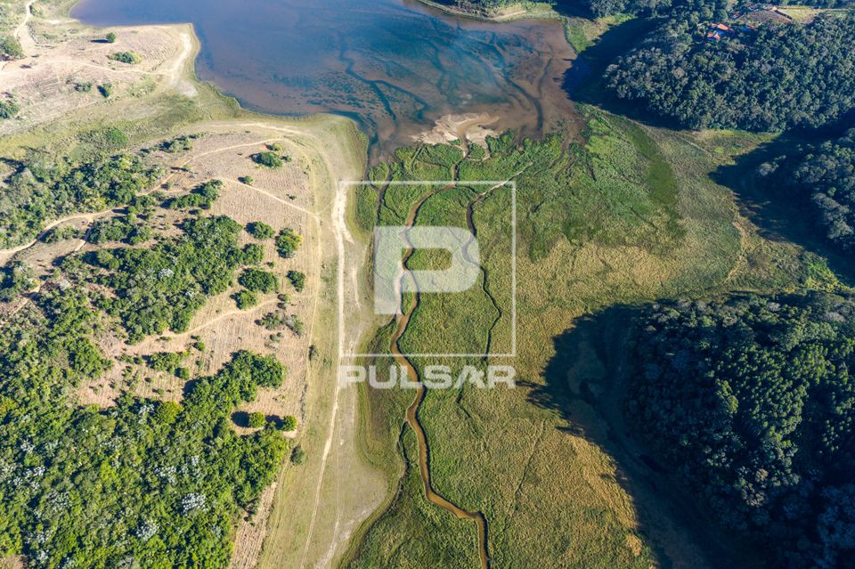 Represa Ponte Nova formada pelas barragens dos rios Tietê e Claro com baixo nível da água expondo o leito e