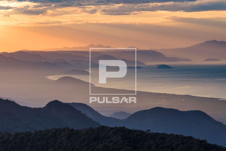 Vista de drone do litoral ao amanhecer e montanhas do Parque Estadual Serra do Mar - Núcleo Bertioga