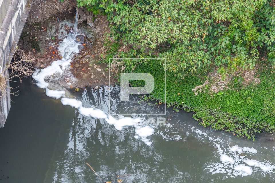 Vista de drone de lançamento irregular de efluentes no rio Tietê - lançamento de esgoto doméstico não tra