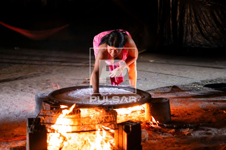 Mulher indígena da etnia Kamaiurá preparando beiju - Aldeia Ipavu - Parque Indígena do Xingu