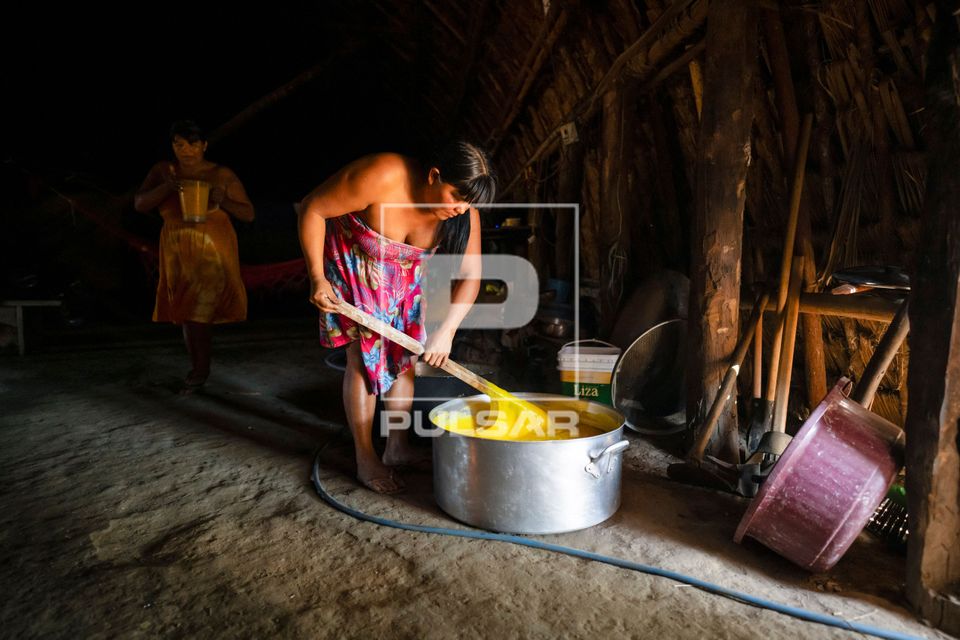 Mulher indígena da etnia Kamaiurá preparando mingau de Pequi - Aldeia Ipavu - Parque Indígena do Xingu