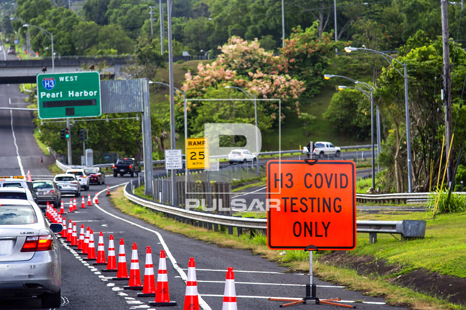 Veículos aguardam na H3 Rodovia John A Burns Freeway para fazer testagem em massa para COVID-19 - ilha de Oah
