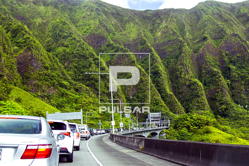 Veículos aguardam na H3 Rodovia John A Burns Freeway para fazer testagem em massa para COVID-19 - Kaneohe - i