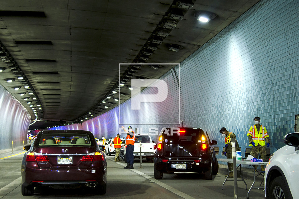 Testagem em massa para COVID-19 no túnel da H3 Rodovia John A Burns Freeway - ilha de Oahu - Havaí - 