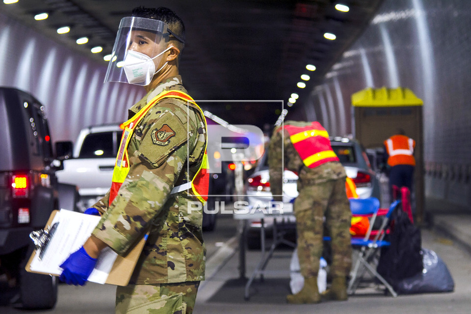 Soldados da polícia militar ajudam na testagem em massa para COVID-19 no túnel da H3 Rodovia John A Burns Fr
