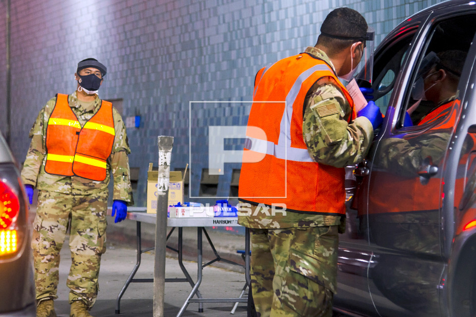 Soldados da polícia militar ajudam na testagem em massa para COVID-19 no túnel da H3 Rodovia John A Burns Fr