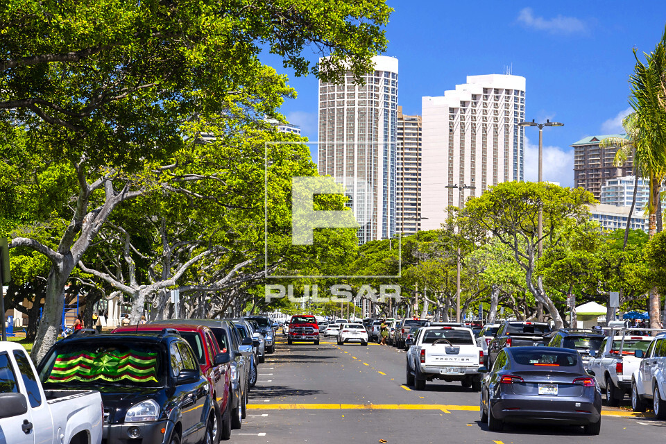 Carros procuram vaga no estacionamento junto a Praia de Ala Moana - ilha de Oahu - Havaí - 