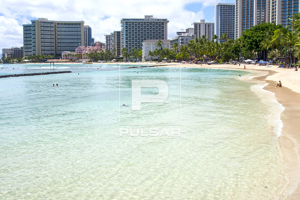 Praia Waikiki com poucos banhistas durante pandemia do coronavírus  - ilha de Oahu - Havaí - 