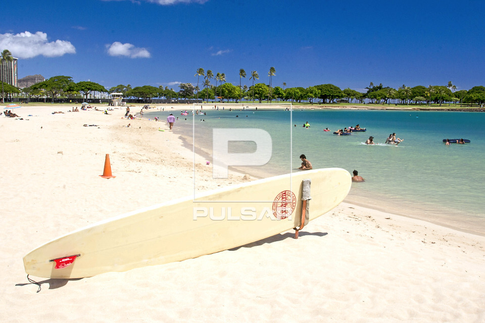 Prancha de salva-vidas na orla da praia Ala Moana - ilha de Oahu - Havaí - 