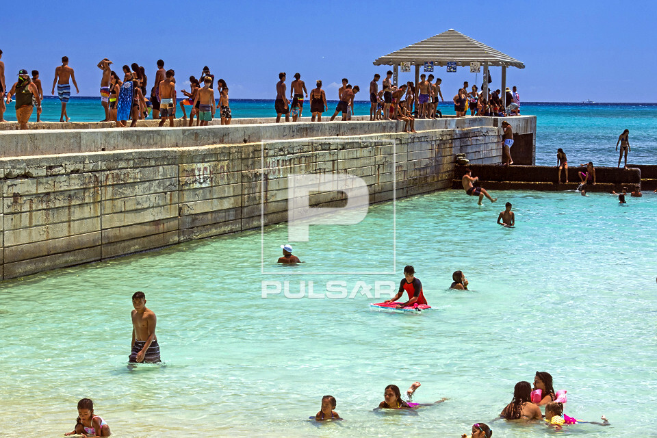 Píer e banhistas na praia de Waikiki - ilha de Oahu - Havaí - 