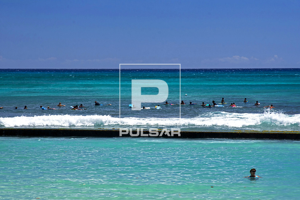 Surfistas esperam onda na praia de Waikiki - ilha de Oahu - Havaí - 