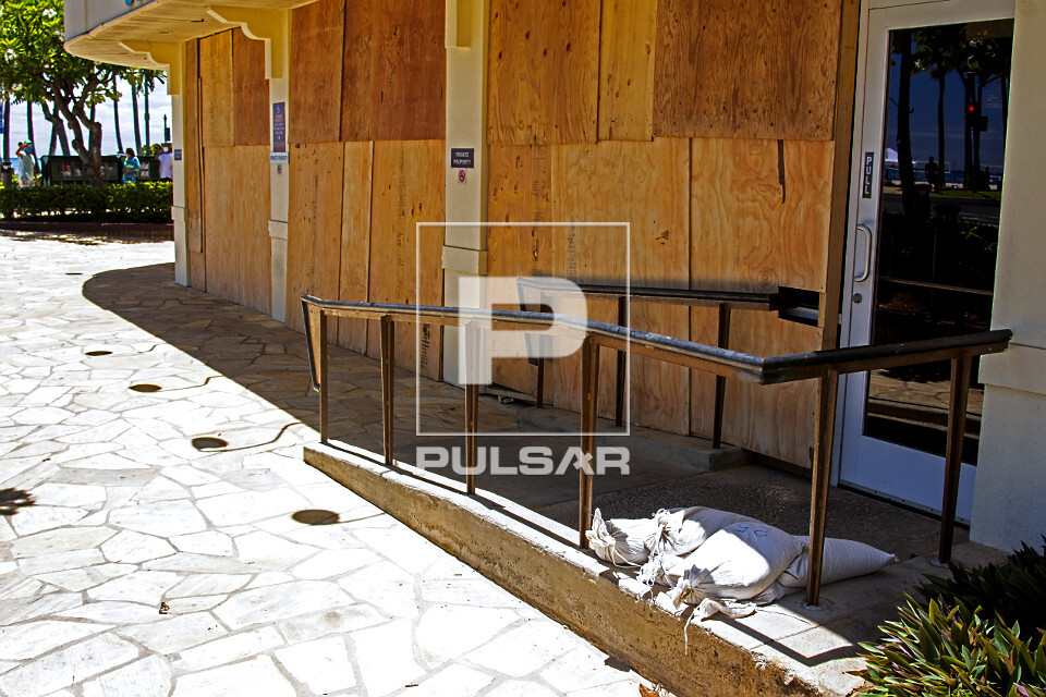 Loja se prepara para a chegada de furacão na Praia de Waikiki - ilha de Oahu - Havaí - 