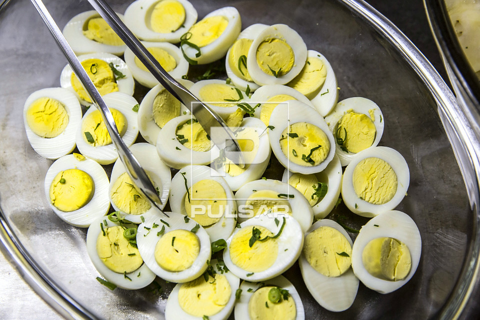 Ovos cozidos em buffet de restaurante self service  - 