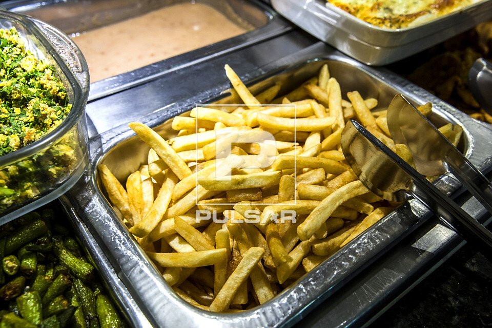 Batata frita em buffet de restaurante self service  - 