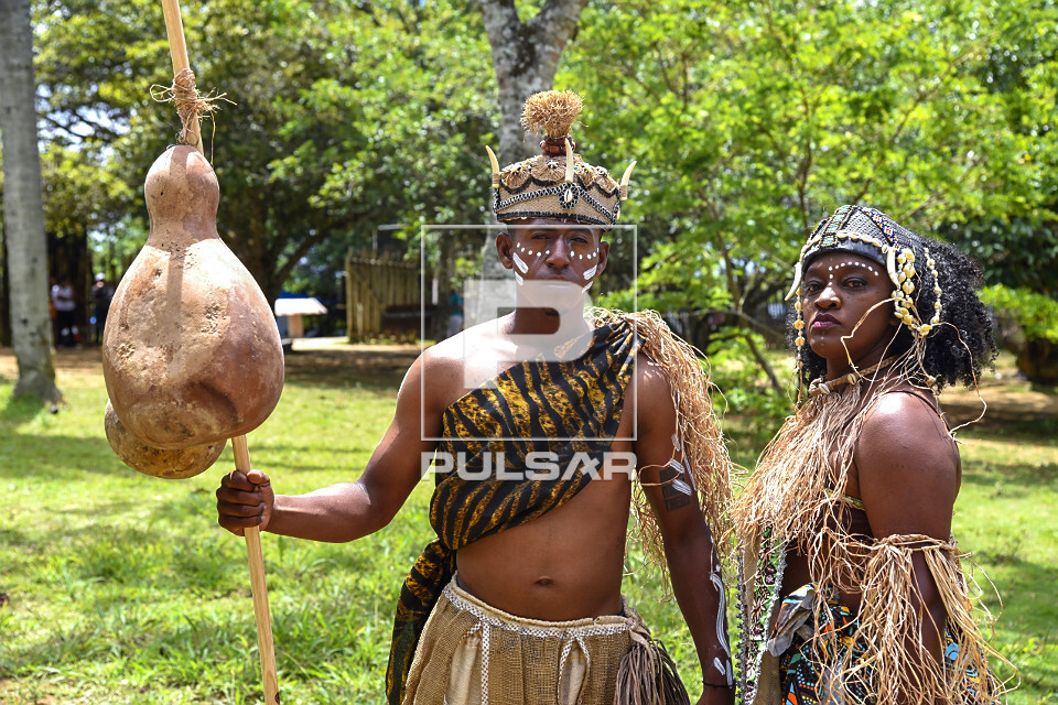 Atores do grupo Inaê representando Zumbi dos Palmares e Dandara sua ...