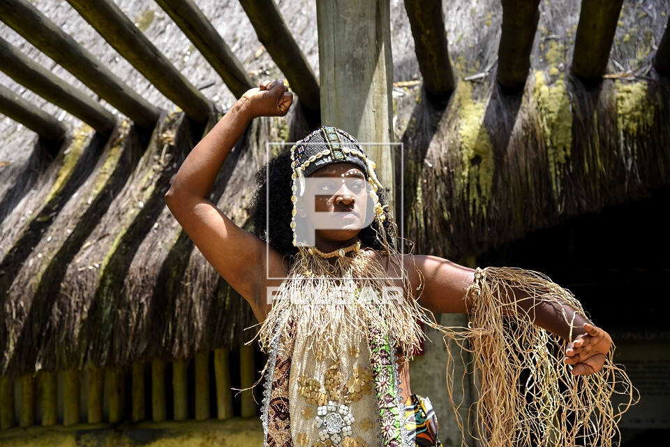 Atriz do grupo Inaê representando Dandara esposa de Zumbi dos Palmares ...