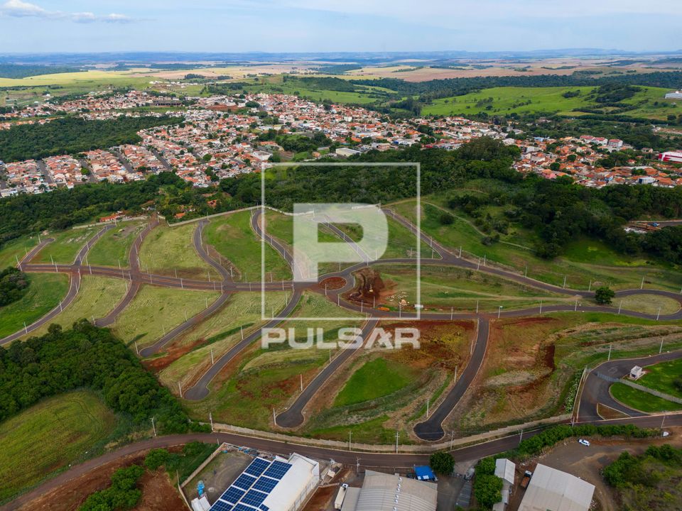 Vista de drone de loteamento residencial - ao fundo cidade