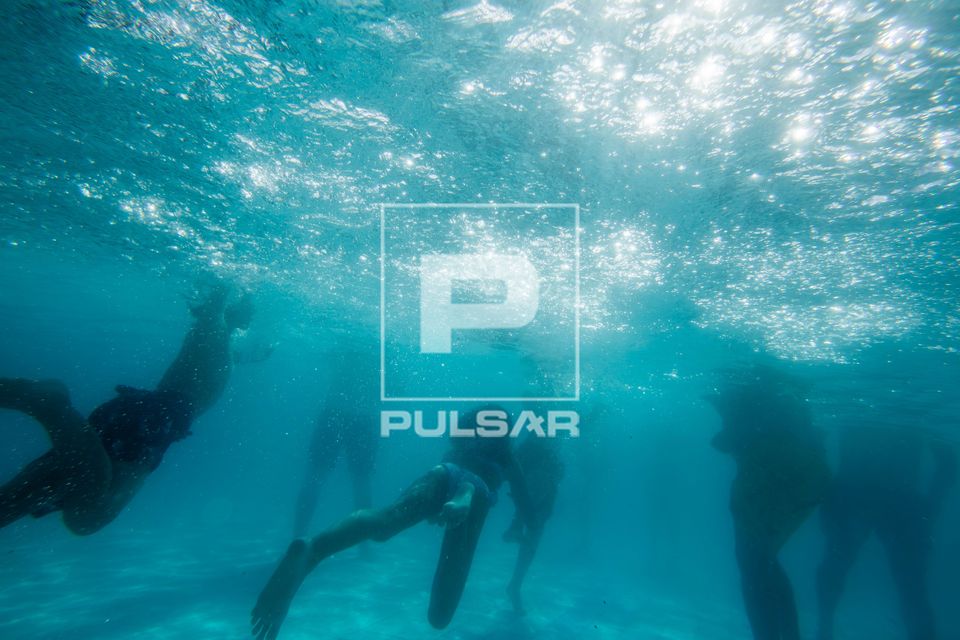 Pessoas em piscina de clube de lazer