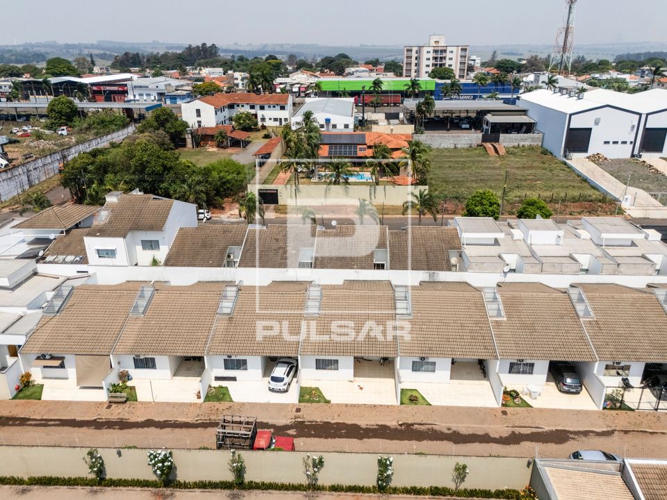 Vista de drone de casas geminadas no Jardim Santos Dumont