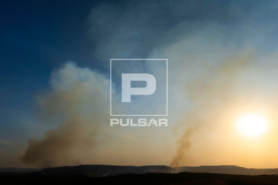 Vista de drone de incêndio florestal no bioma Cerrado - período de estiagem - Triângulo Mineiro