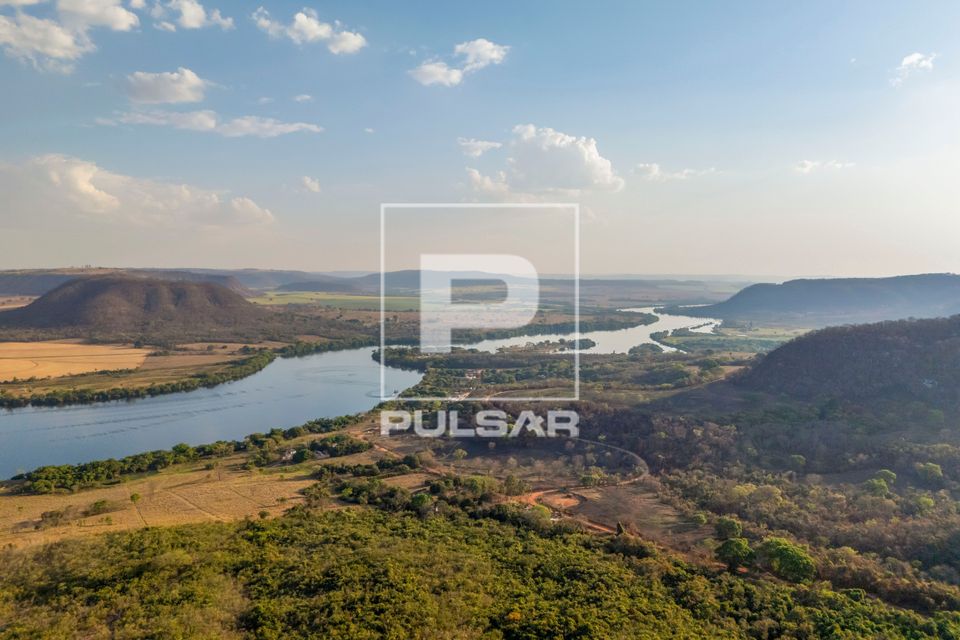 Rio Grande divisa natural entre os estados de Minas Gerais em primeiro plano e São Paulo ao fundo à direita