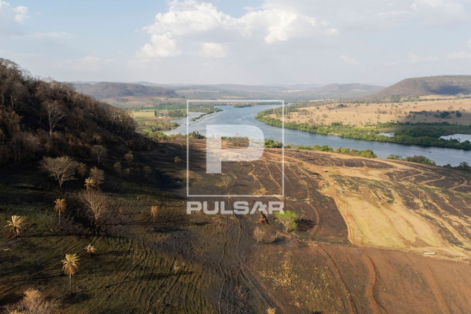 Rio Grande divisa natural entre os estados de Minas Gerais à esquerda e São Paulo à direita