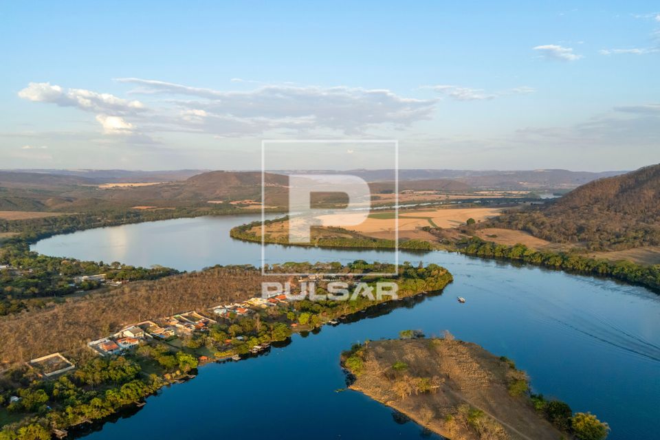 Chácaras de lazer na margem do rio Grande divisa natural entre os estados de Minas Gerais à esquerda e São 