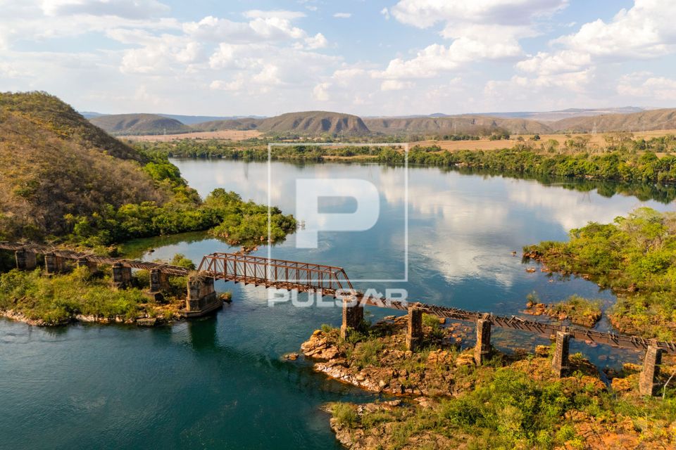Ponte ferroviária desativada sobre o rio Grande - divisa natural entre os estados de São Paulo à direita e 