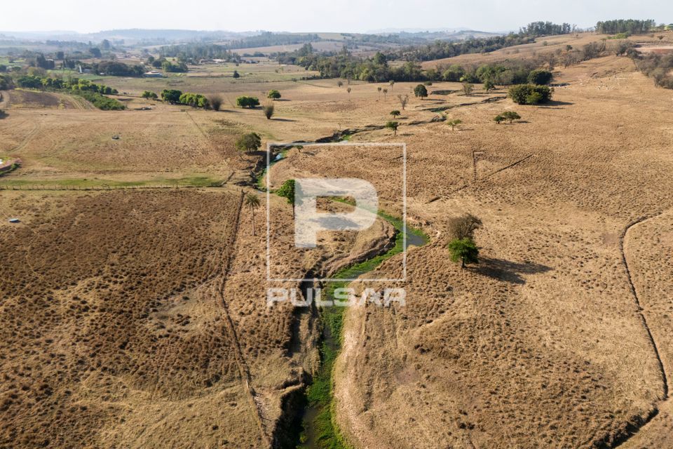 Vista de drone do Ribeirão Jacutinga afluente do rio Corumbataí e pasto seco durante estiagem