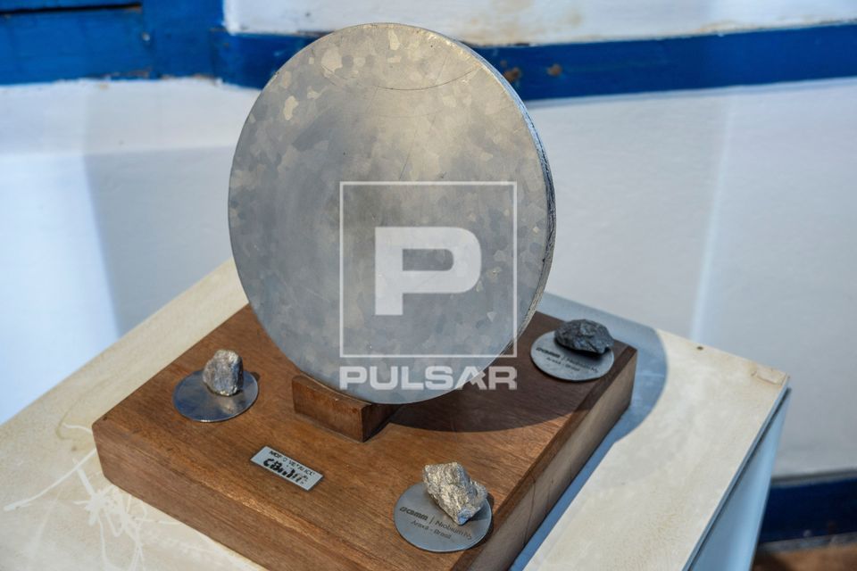 Museu Histórico de Araxá Dona Beja - exposição de disco e fragmentos de nióbio