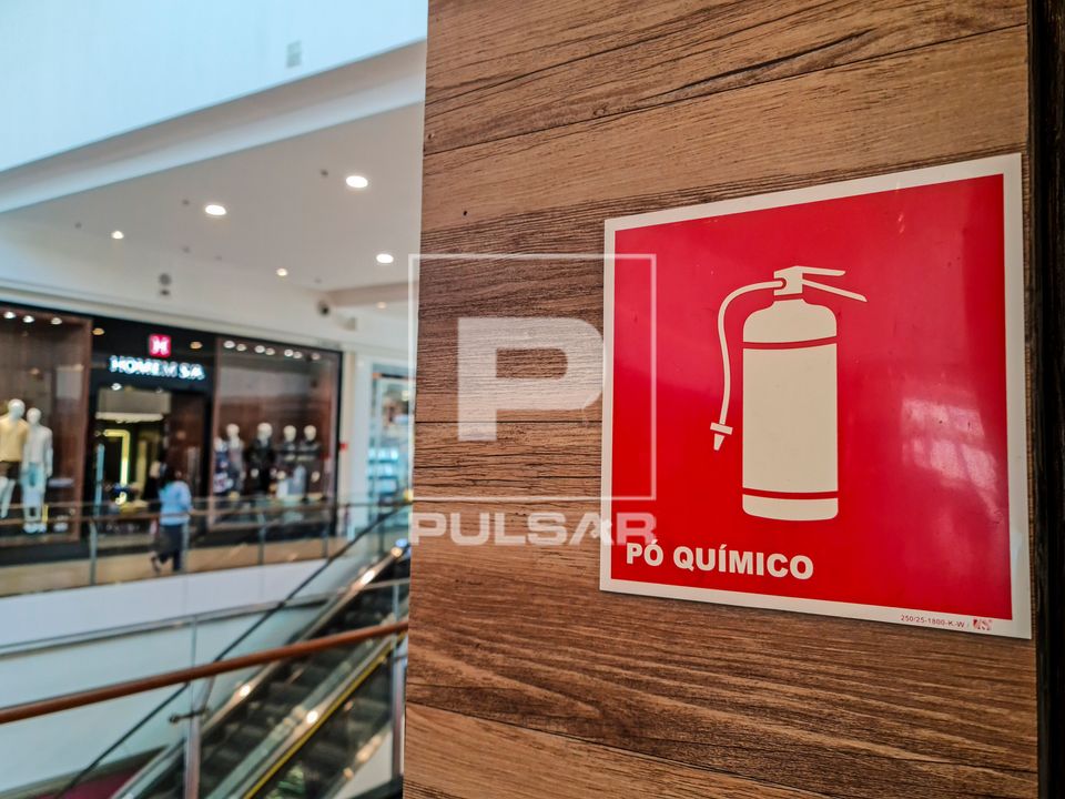 Placa indicando extintor em shopping center