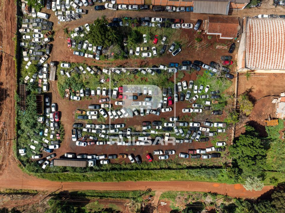 Vista de drone de pátio de veículos apreendidos pela Polícia Civil