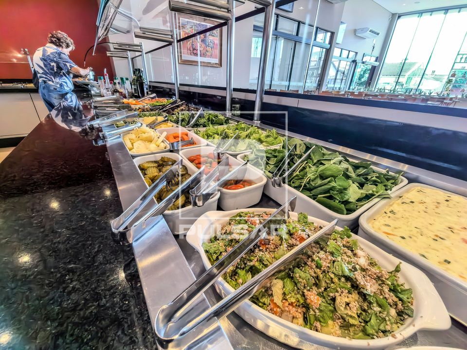 Buffet de saladas derestaurante self service - no destaque tabule