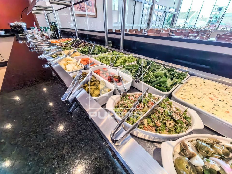 Buffet de saladas de restaurante self service 