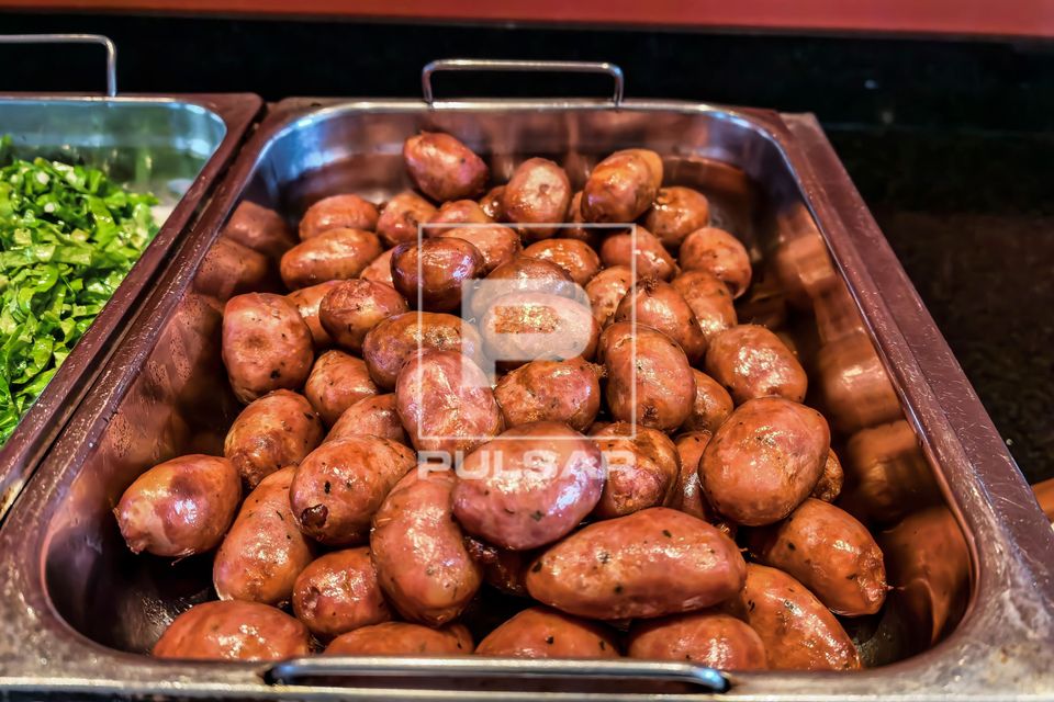Linguiça frita em buffet de restaurante self service 