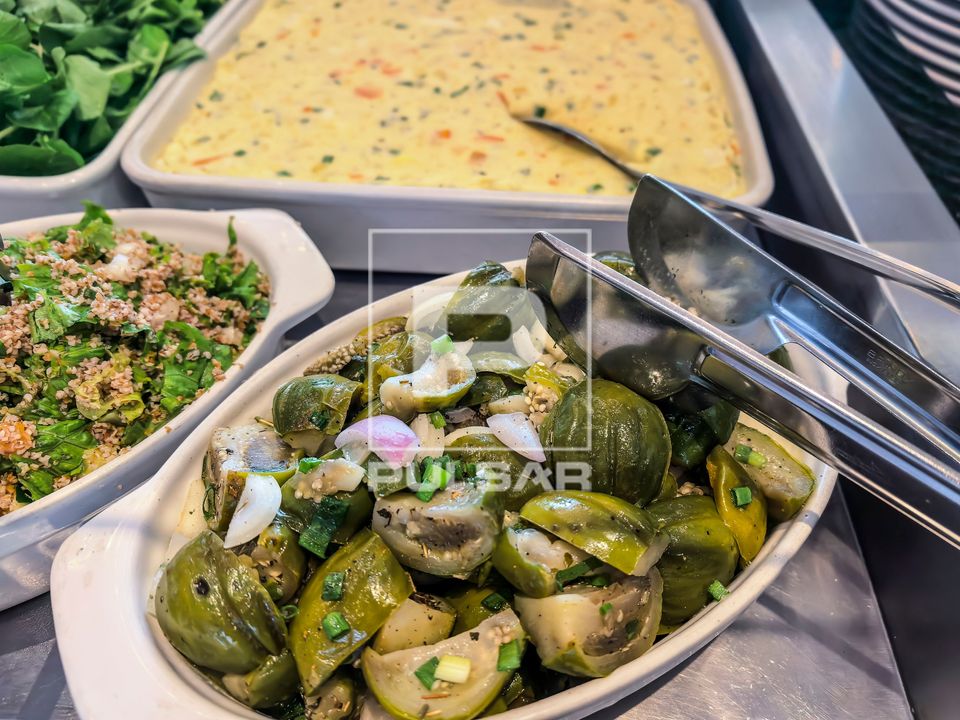 Jiló em buffet de restaurante self service 