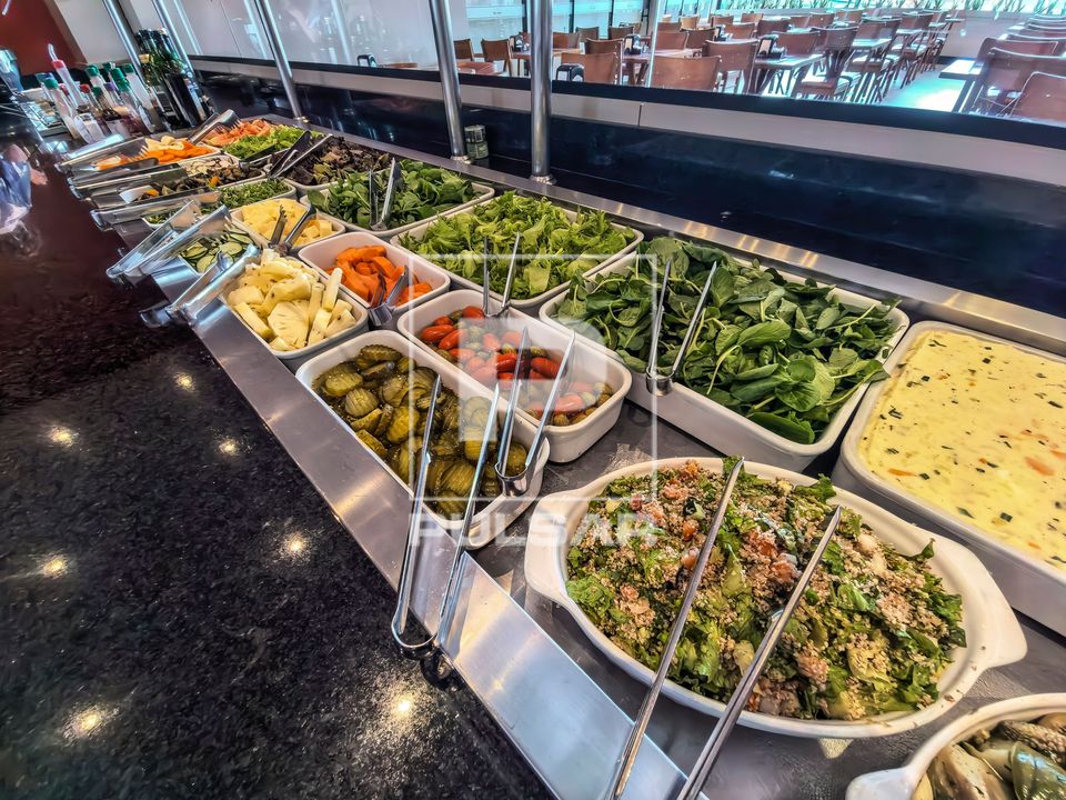 Buffet com variedade verduras e legumes em restaurante self service 