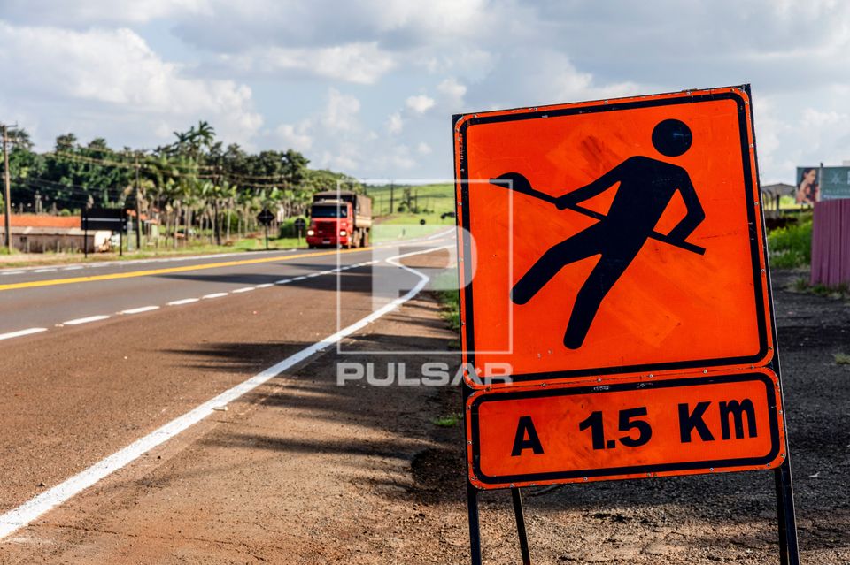 Placa indicando homens trabalhando em obras a 1,500 km na Rodovia BR-369