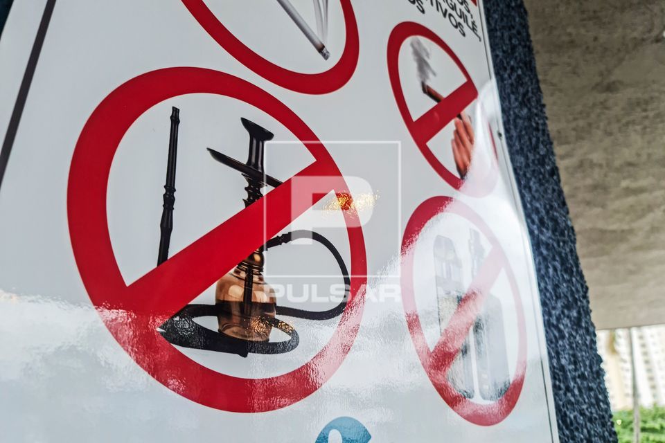 Placa de proibição de fulmígenos